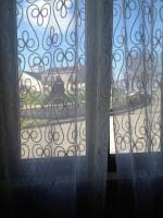 Zimmer mit Kingsize-Bett und Gartenblick. 