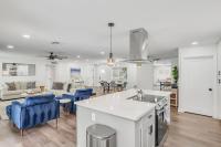 Modern Retreat with Pool Putting Green Games - Chambres d'hôtes Phoenix