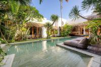 Villa Micasa - Tropical Oasis 4BR Villa with Private Pool, Perfect for Big Groups, 12 Minutes to the Beach - Chambres d'hôtes Kerobokan