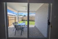 Solara Retreat - Modern 4BR Home with Backyard - B&B Burrundulla