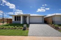 Solara Retreat - Modern 4BR Home with Backyard - B&B Burrundulla