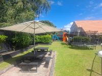 RotoVegas House - Huge house, hot tub & room for 20 guests! - Chambres d'hôtes Rotorua