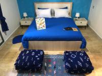 Habitación con cama extragrande y vistas al jardín 