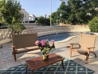 4-bedroom villa with private pool, AC, close to beach, linen included - B&B Empuriabrava