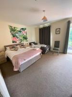 Large 4 bedroomed house, Wi-fi & Parking - B&B Boston