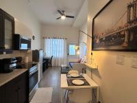 Spacious Family Suite with private Kitchenette and Laundry - Chambres d’hôtes Halifax