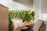 Sip wine with Palace of Culture Views, Central Station steps away, AC & balcony - B&B Warsaw