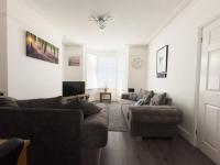 5 Bedrooms 6 TV's Free Wi-F On Road Parking - B&B Northampton