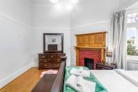 Very Centrally located 4BRM Bangalow with Aircon - B&B Auckland
