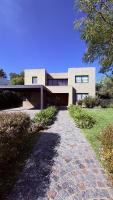 Casa con piscina en Estancias del Pilar, 3 dormitorios, jardín y parrilla - Chambres d'hôtes Pilar