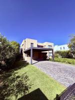 Casa con piscina en Estancias del Pilar, 3 dormitorios, jardín y parrilla - Chambres d'hôtes Pilar