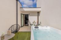 Le Chêne Doré Appartement cosy Jacuzzi Privé climatisé accès à pieds centre touristique Amnéville Terrasse privative - B&B Amnéville