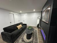 Elegant home 10 mins drive to Detroit and Windsor border and 3mins drive to Windsor Airport - Chambres d'hôtes Windsor