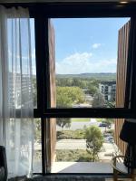 Luxury Sky-High Apartment, Panoramic Views, Walk to Dining & Light Rail, FREE PARKING - Chambres d'hôtes Canberra