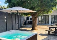 Entire Home for 6 Guests with Braai Area and Jacuzzi - B&B Rustenburg