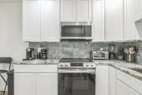 Mandarin Retreat Pool Hot tub King Bed Smart Tvs - B&B Jacksonville