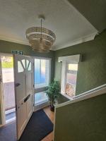 Valgor -3 Bedroom House-Sleeps 5 with free parking-Ideal for contractors, families and group stays-WV6 - Chambres d'hôtes Tettenhall