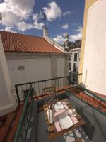 Sophisticated 3BR in Historic Chiado Sleeps 10 - Ferienwohnung Lissabon
