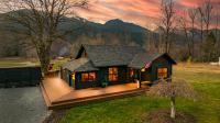 Luxe Mountain Retreat in N Cascades hot tub sauna - B&B Marblemount