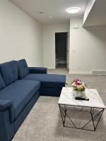 Lizzy cozy Basement suite - B&B Airdrie