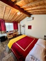 Zimmer mit Kingsize-Bett und Poolblick