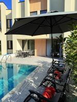 London Pool Luxury Villa - B&B Golem