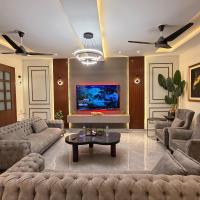 De Meridian Luxe Holiday Homes, Ulta Luxury Guest House! - Chambres d'hôtes Rawalpindi