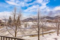 Plush condo with pool gym hot tubs garage & central AC - snowbird-friendly - Bed and Breakfast Heber City