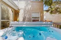 Quiet & spacious townhome with a private hot tub & great views - close to skiing - Bed and Breakfast Cottonwood Heights