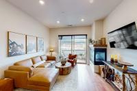 Inviting condo in Newpark Town Center with hot tub and great balcony views - Ferienwohnung Park City
