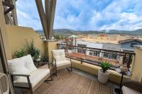 Inviting condo in Newpark Town Center with hot tub and great balcony views - Bed and Breakfast Park City