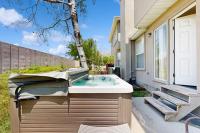 Roomy townhouse with full kitchen private hot tub & patio - near skiing - Chambres d'hôtes Cottonwood Heights