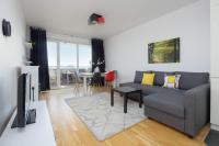 Modern Apartment with a Balcony and 2 Parking Spaces by Noclegi Renters - Ferienwohnung Warschau