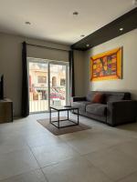 Stylish Swieqi Apartment Steps from St Julians - B&B Swieqi