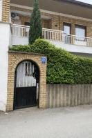 Serana Stays Modern Rooms with Private Bathroom, Free WiFi & Parking, Central Pejë - B&B Peć