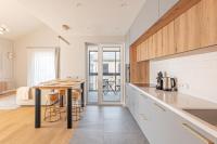 Modern 80m2 Apartment I Balcony I Parking I ᴄᴏʜᴏsᴛ - Chambres d'hôtes Klaipėda