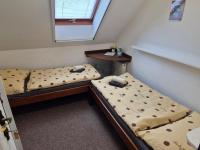 Tweepersoonskamer met 2 Aparte Bedden en Eigen Badkamer