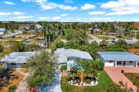 4-Bedroom Naples Home with Beach Gear, Bikes and BBQ, 10 Min to Naples Pier - Chambres d'hôtes Naples