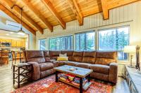 Dog-friendly home next to South Meadow pool with fireplace & washer&dryer - B&B Black Butte Ranch