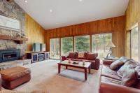 Spacious dog-friendly home with private hot tub deck basketball court & WIFI - B&B Black Butte Ranch