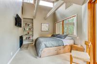 Unique & secluded forest home with pool hot tubs tennis sauna & basketball - Chambres d'hôtes Black Butte Ranch
