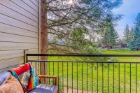 Dog-friendly second floor condo with pool & hot tub access & wood fireplace - B&B Bend