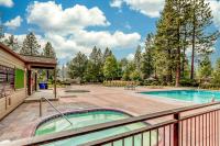 Dog-friendly second floor condo with pool & hot tub access & wood fireplace - B&B Bend