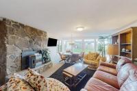 Ocean view 70s-themed home with beach access grill funky interior & W&D - B&B Bandon
