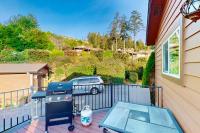 Private cabin close to trails with hot tub grill and dazzling ocean views - B&B Brookings