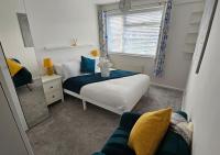 Chic 3BR Solihull Stay with Parking & Garden - Ferienwohnung Shrewley