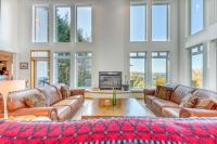 Mid-century home with floor-to-ceiling windows & great views - B&B Coos Bay