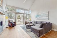 Centrally located townhome with pool & hot tub access - near golf & skiing - B&B Redmond