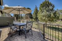 Two-Story Townhouse withFree WiFi Fireplace AC Patio & Shared Hot Tub Pools - B&B Redmond