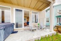 Modern oceanfront home with private hot tub patio & gas fireplace - Ferienwohnung Gold Beach